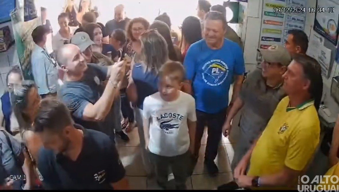 Ex-presidente Jair Bolsonaro faz visita surpresa em Palmeira das Missões