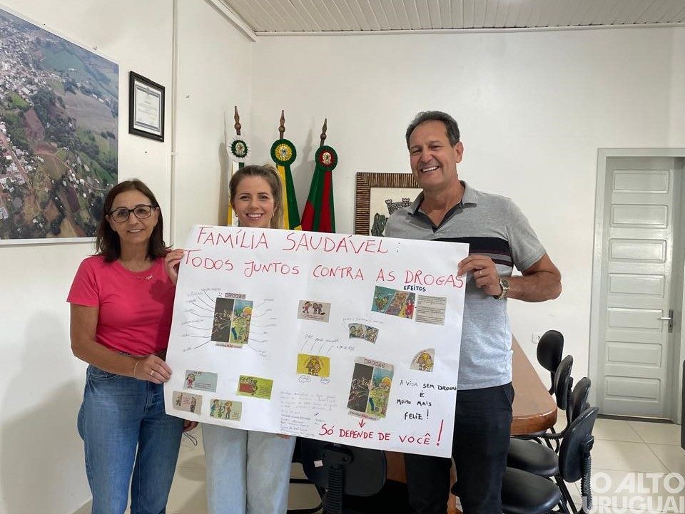 Prefeito de Caiçara recebe cartaz feito por crianças em ação do Projeto Antidrogas