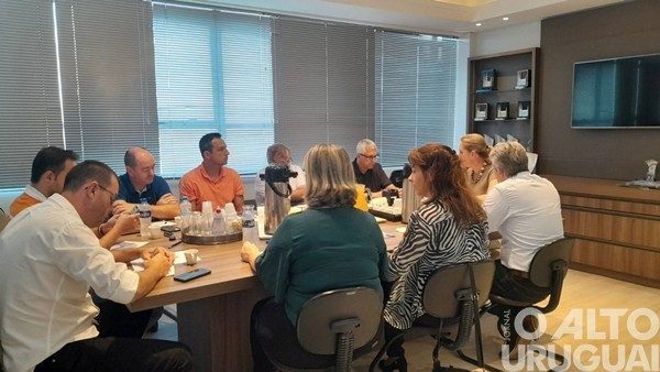 Diretoria da AEFW apresenta demandas para prefeito e vice-prefeito eleitos