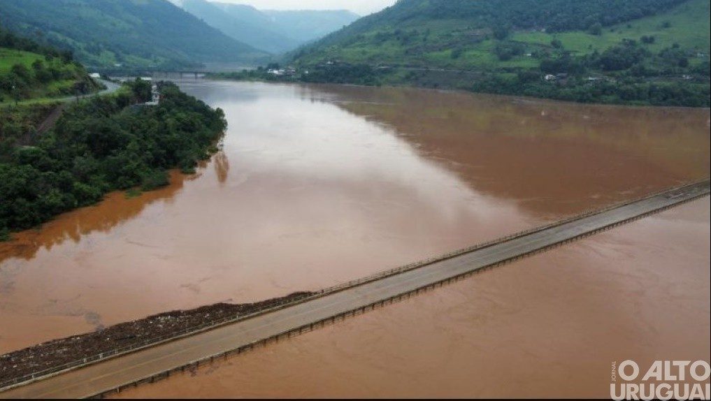 Nível do rio Uruguai sobe e ameaça ponte entre SC e RS
