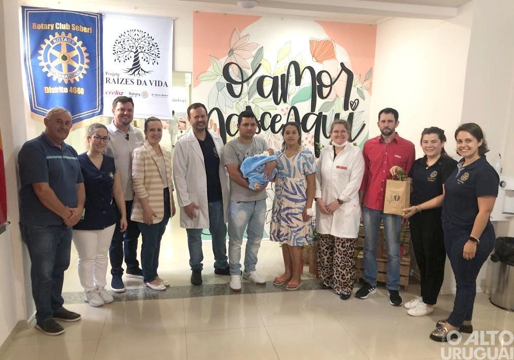 Seberi: recém-nascido recebe muda de árvore do Raízes da Vida