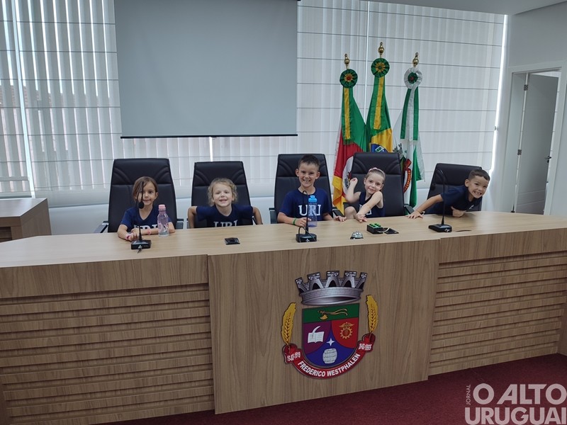Alunos da Escola da URI visitam Câmara de Vereadores de FW