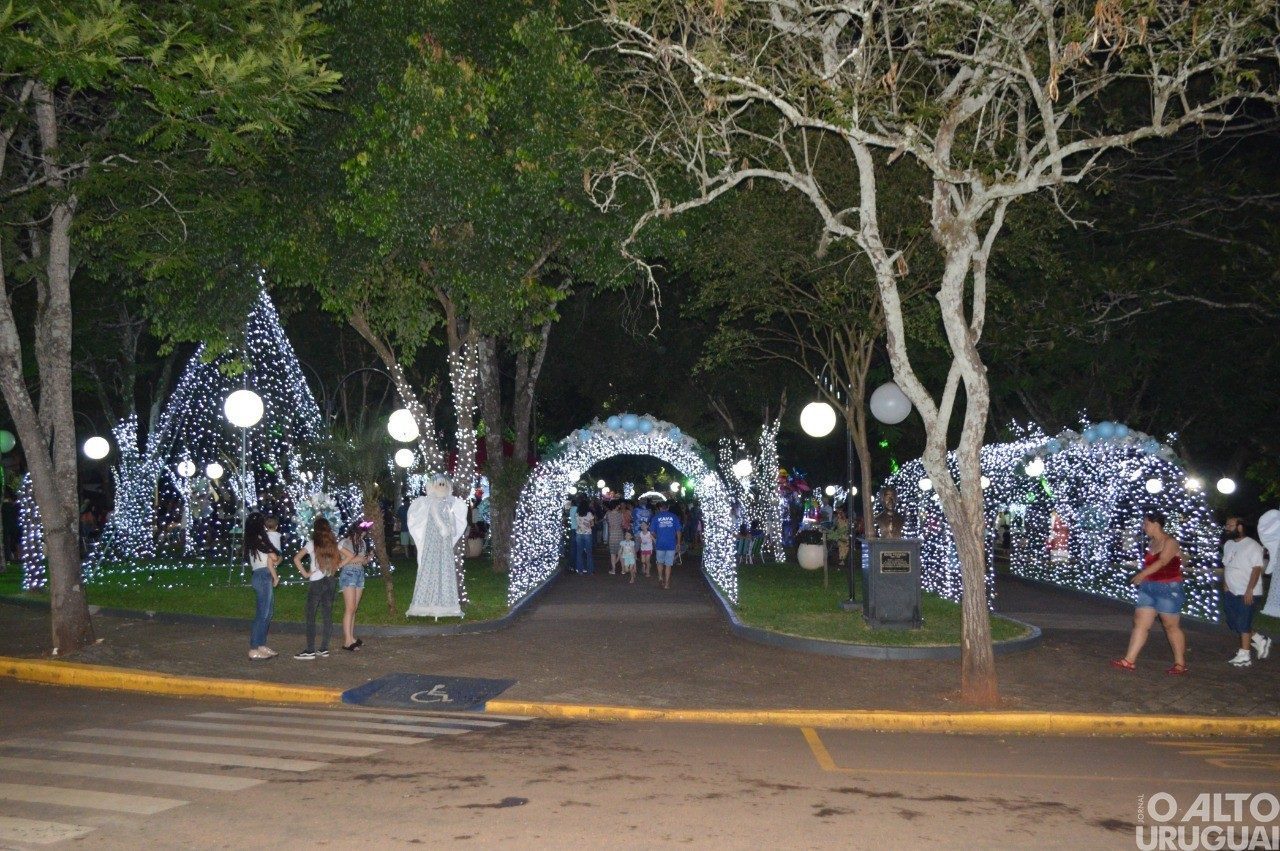 Acendimento de luzes marca a abertura do Natal em Rodeio Bonito