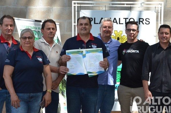 Assinados o contrato e a ordem de início para ampliação da Casa Polonesa em Planalto