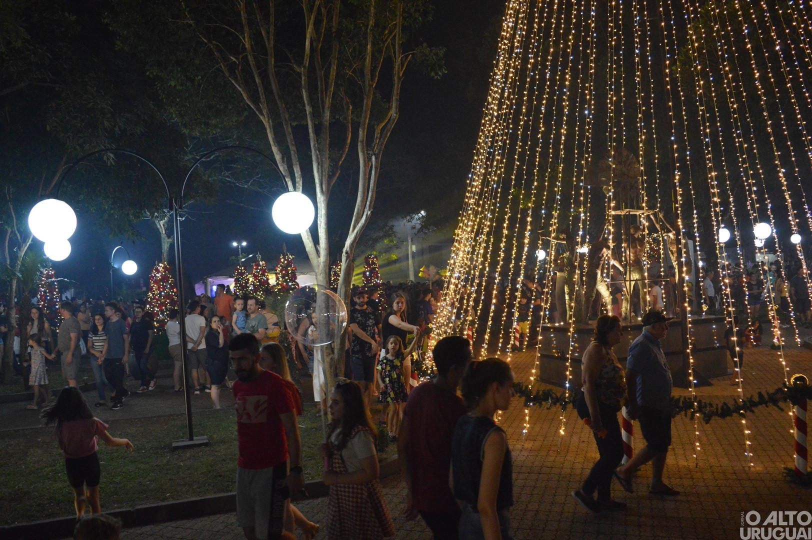 Acendimento de luzes marca a abertura oficial de Natal em Rodeio Bonito