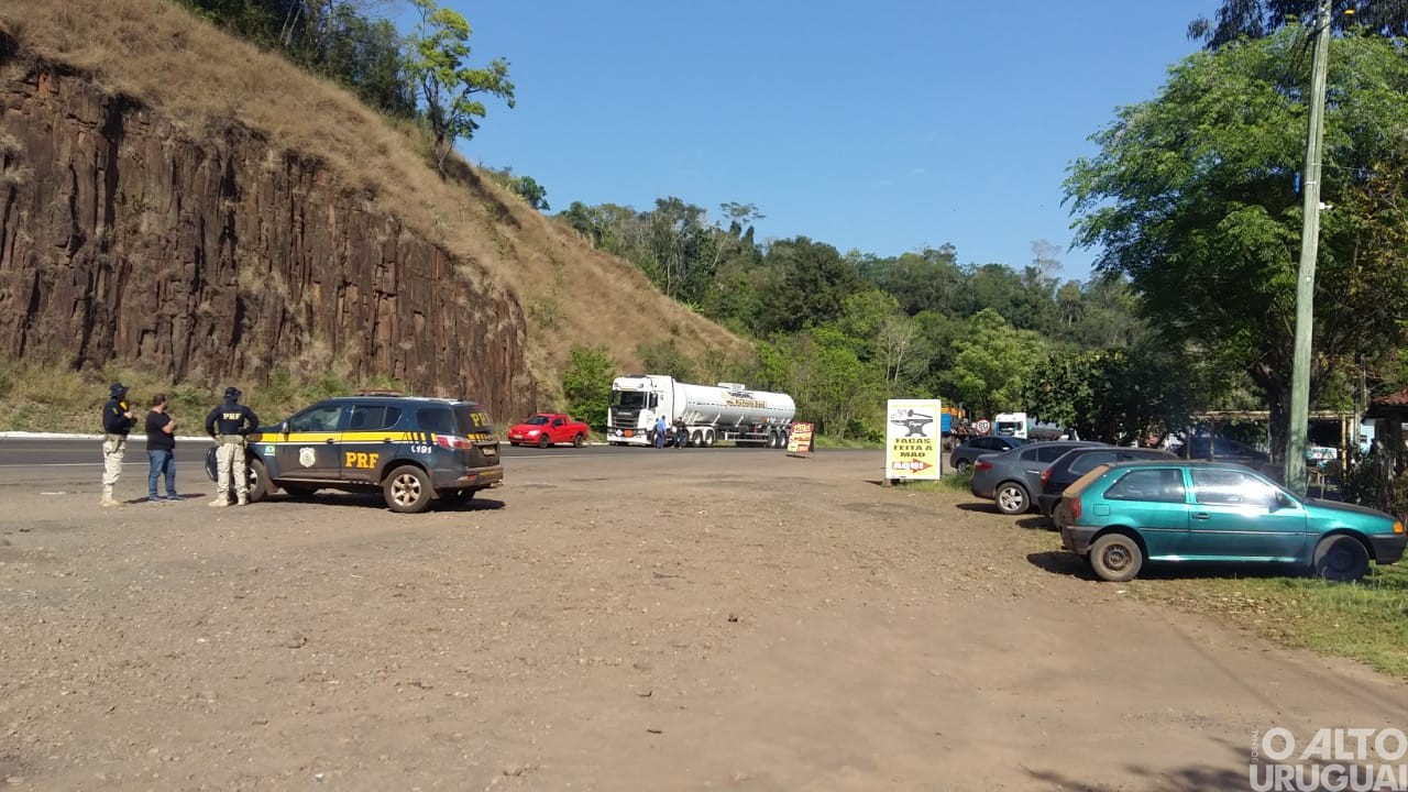Indígenas realizam mobilização no Km 2 da BR-386