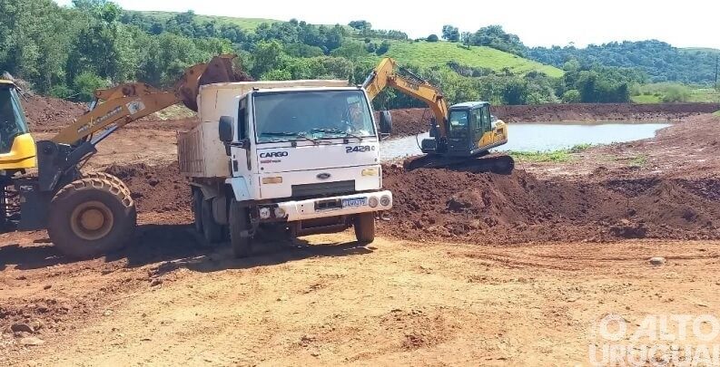 Executivo de Pinhal realiza abertura de açudes e recuperação de estradas