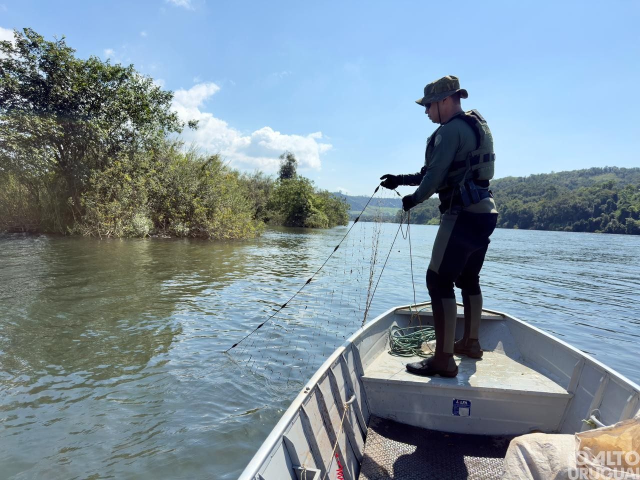 Brigada Militar apreende redes e apetrechos de pesca ilegal no Rio Uruguai