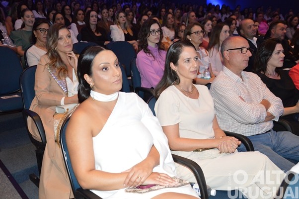 Mais de 800 pessoas participam de palestra com Leila Ama em FW