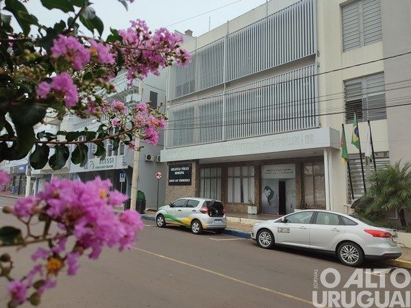 Câmara de Vereadores de FW retoma atendimento integral