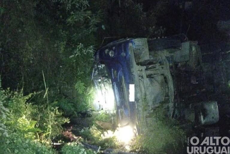 Motorista que dirigia caminhão com placas de Palmitinho é encontrado morto após acidente na BR-470 em SC