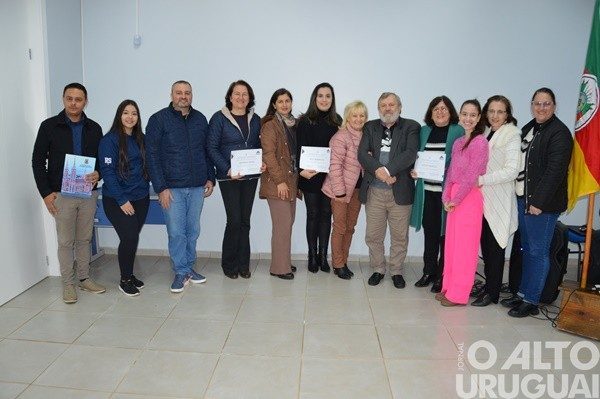 Prefeitura de FW homenageia escolas destaque no programa Alfabetiza Tchê