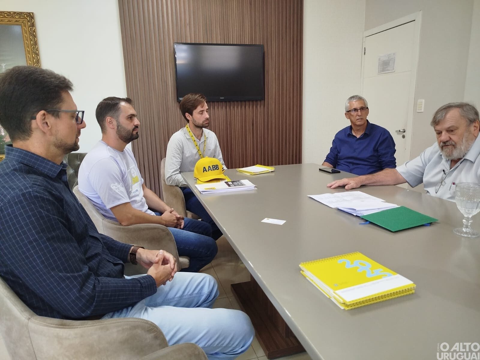 Prefeito e Vice-prefeito de FW se reúnem com representantes da AABB