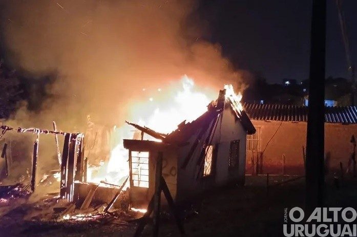 Incêndio em residência deixa um homem ferido em Palmeira das Missões