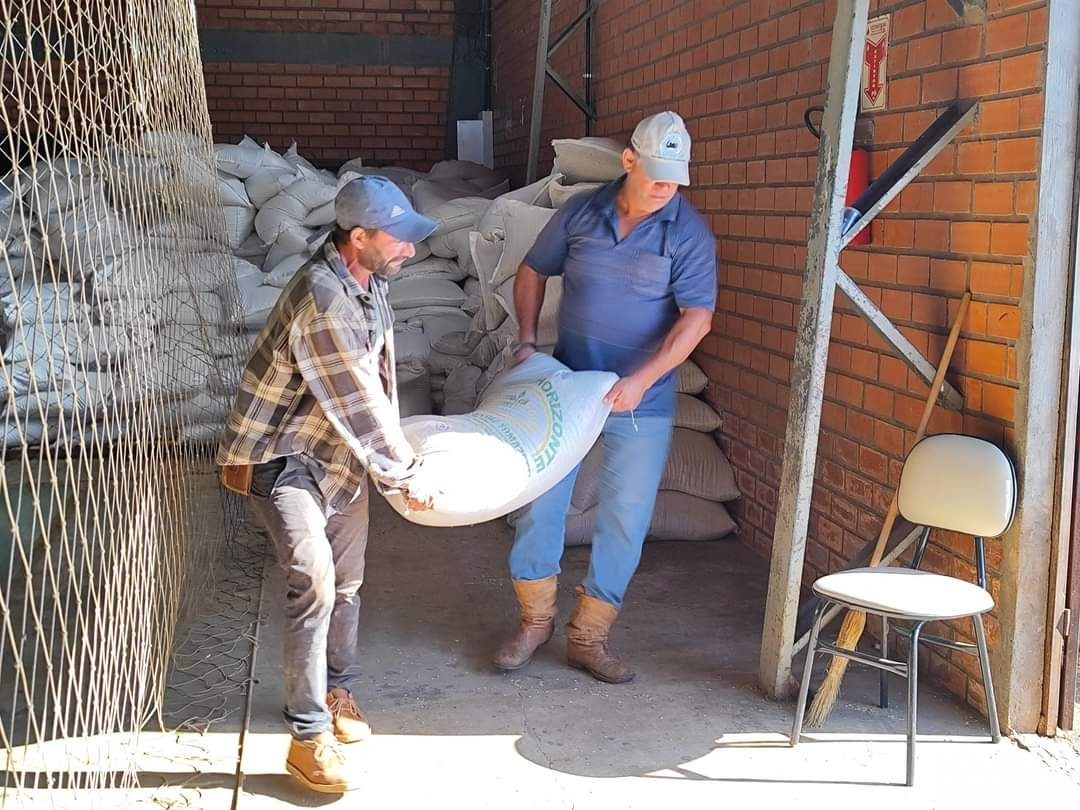 Agricultores recebem subsídio de aveia e adubos em Jaboticaba