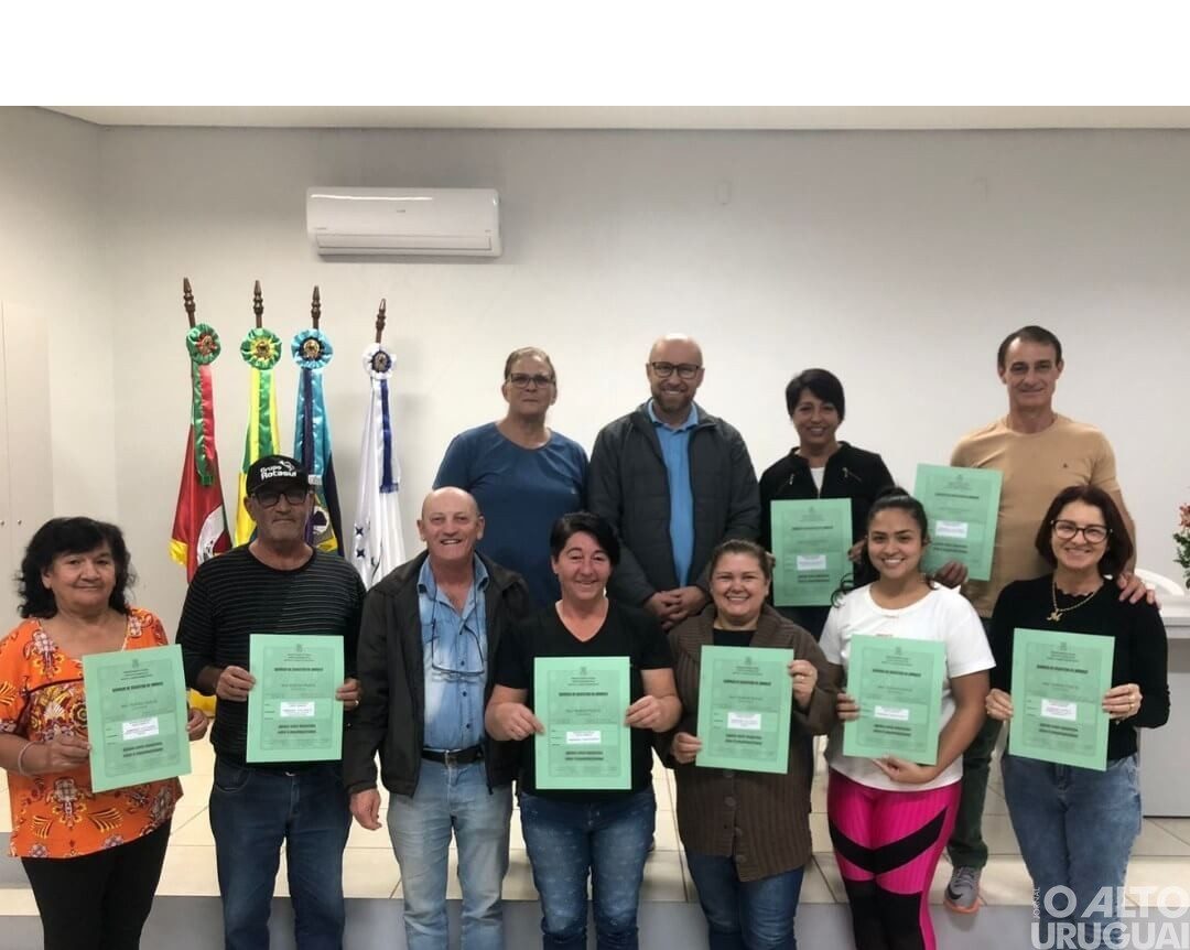 Moradores recebem escrituras residenciais em Ametista do Sul