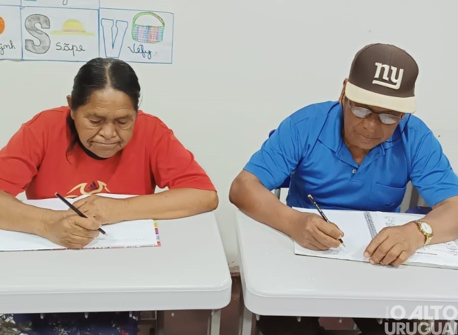 Casal de idosos indígenas realiza sonho de continuar estudos em Iraí