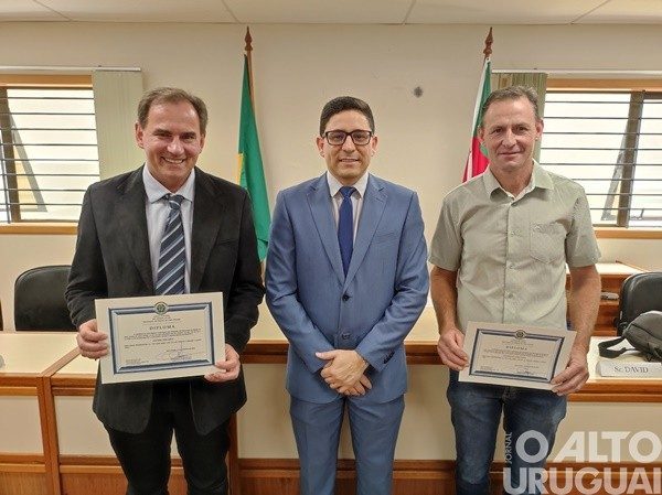 Prefeito e vice eleitos são diplomados