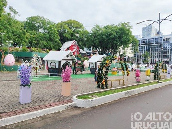 Prefeitura de FW inicia instalação da decoração de Páscoa no centro