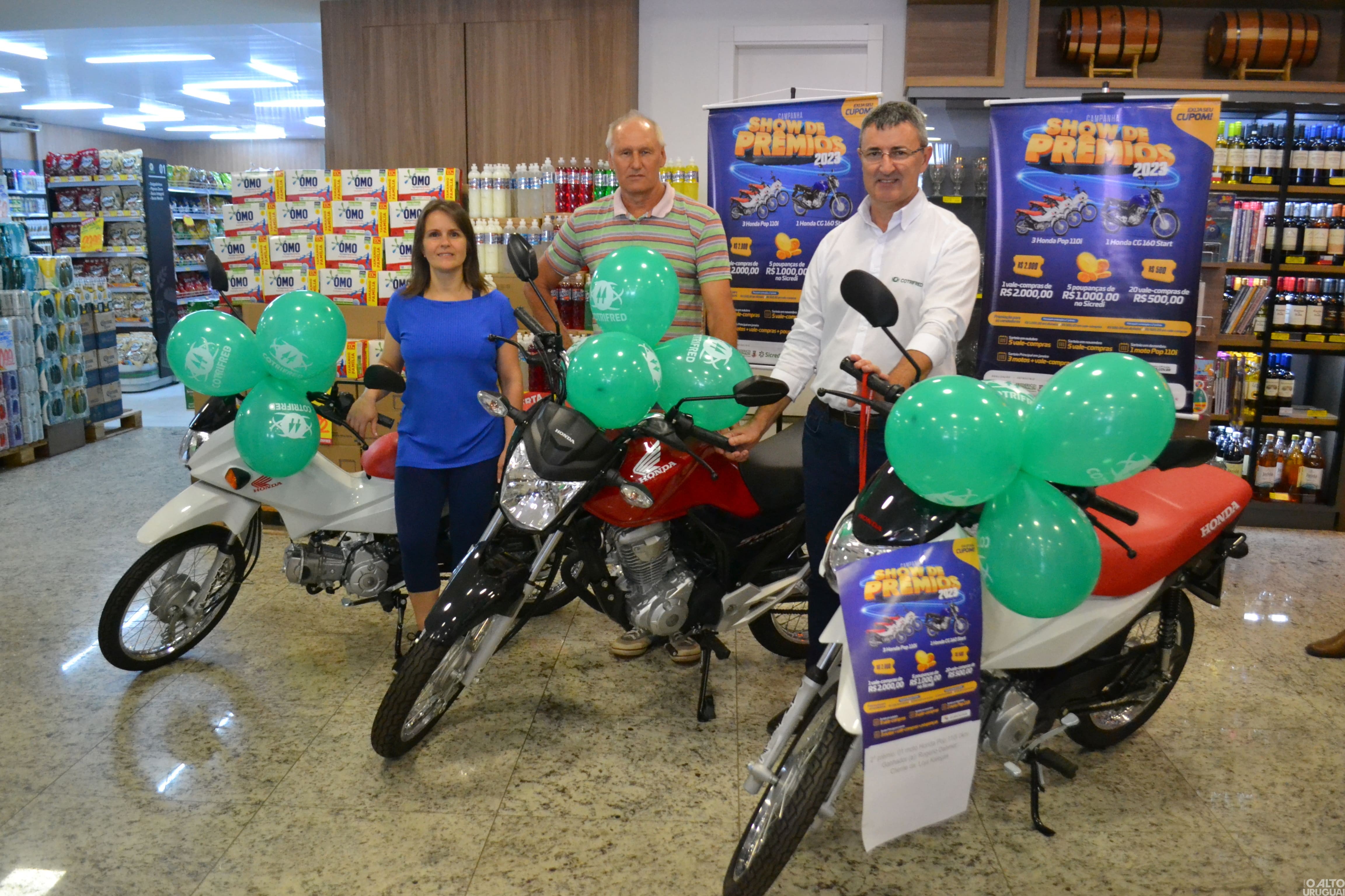 Motos sorteadas na Show de Prêmios são entregues aos ganhadores