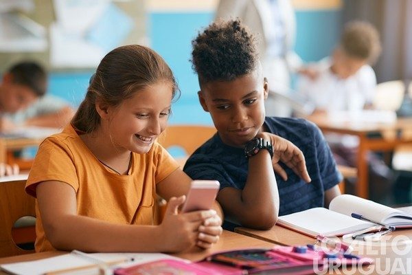 MEC vai propor lei para proibir uso de celulares em sala de aula