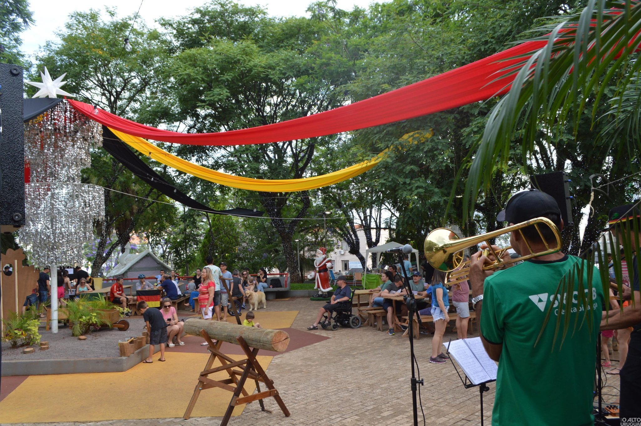Biergarten diverte público no Frederico em Luz