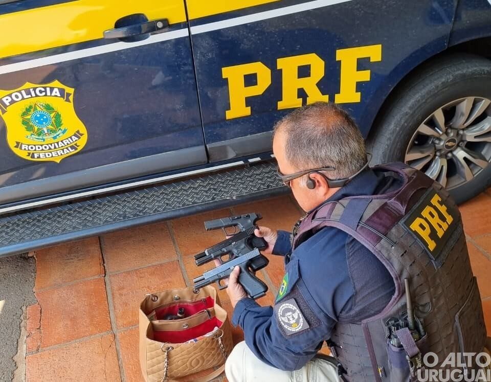 PRF prende passageira de ônibus com três pistolas