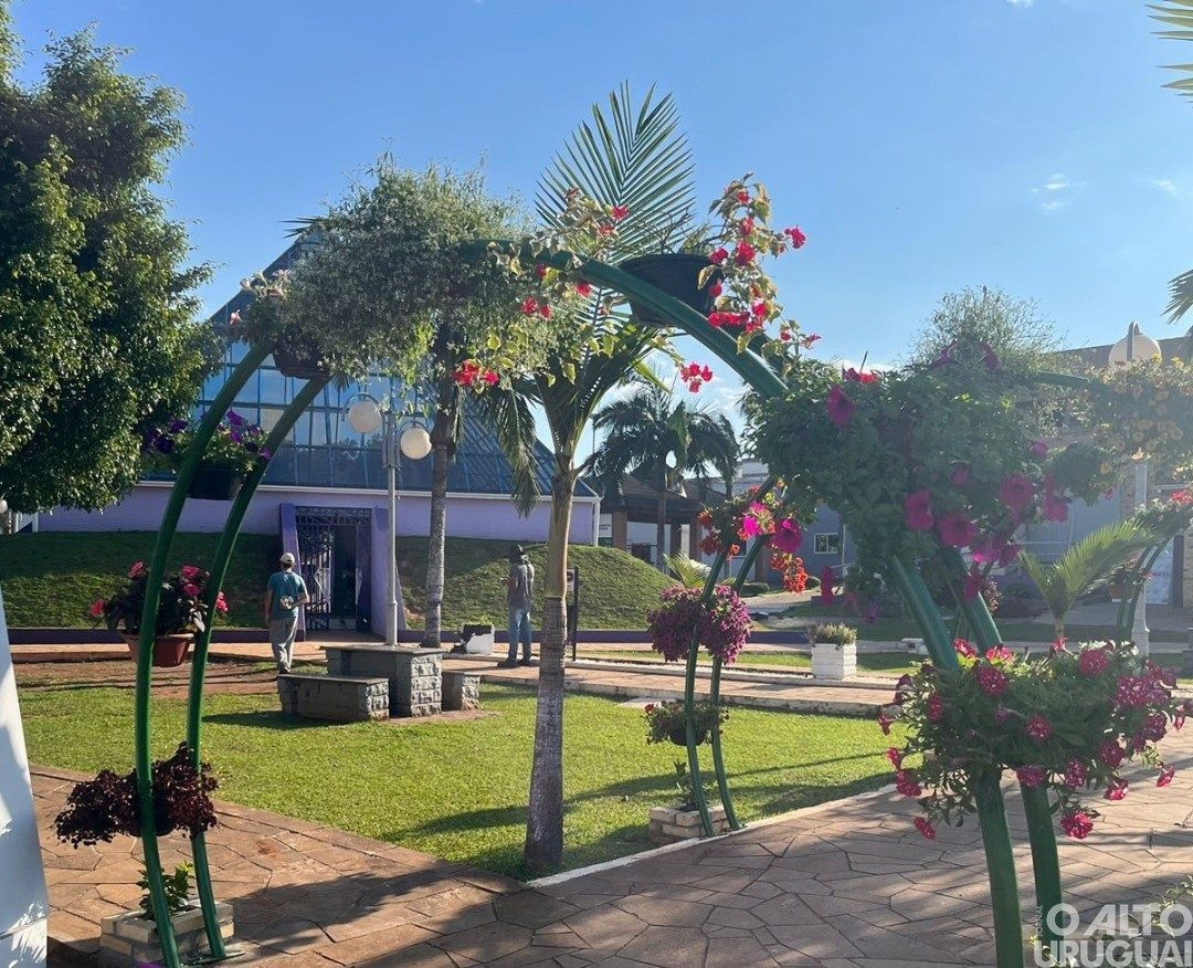 Praça em frente à igreja matriz de Ametista do Sul recebe melhorias