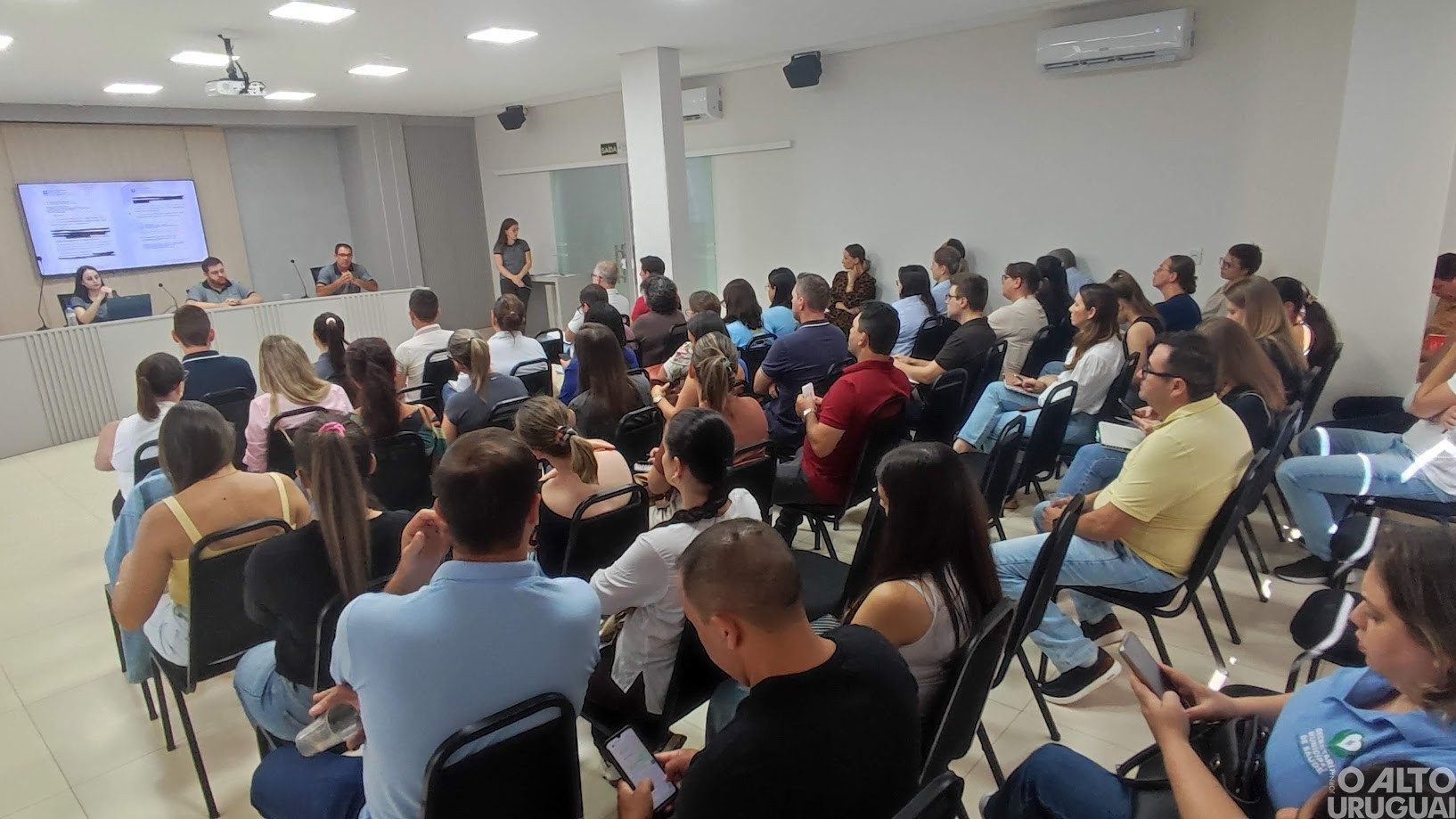 Cimau promove reunião com servidores e secretários de saúde