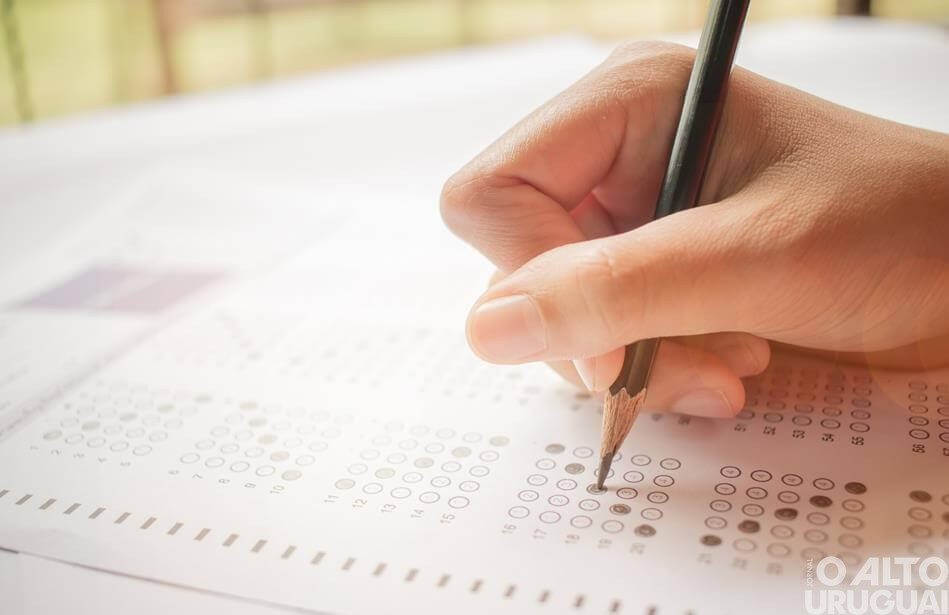 Concursos públicos no RS têm vagas que pagam até R$ 20 mil