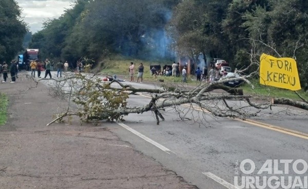 Indígenas mantêm bloqueio na BR-386 em Iraí