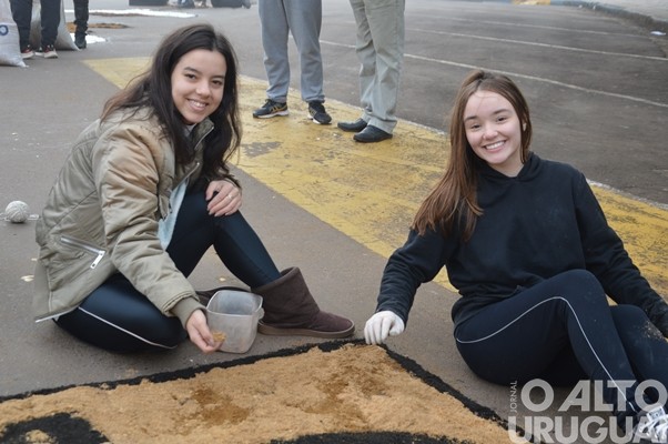 Confecção dos tapetes de Corpus Christi mobiliza católicos em FW