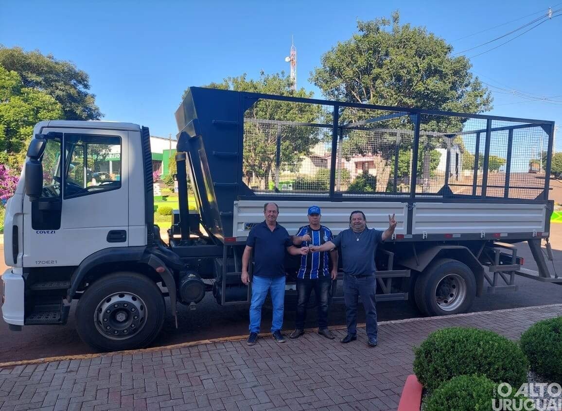 Dois Irmãos das Missões recebe novo caminhão para coleta seletiva de lixo