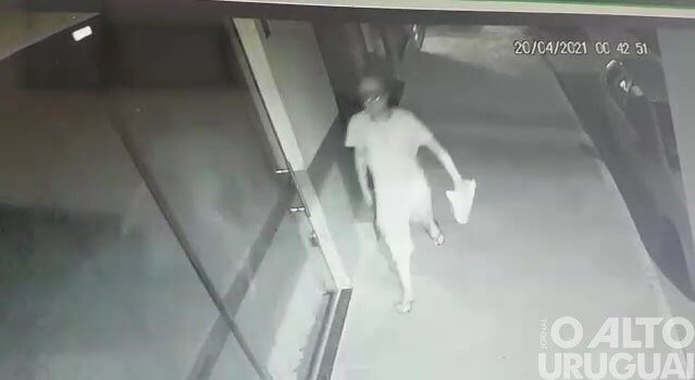 Dupla invade e furta itens de empresa no centro de FW