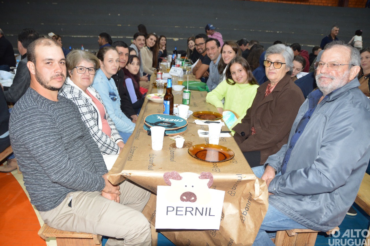 Centenas de pessoas participam da 19ª Festa do Leitão