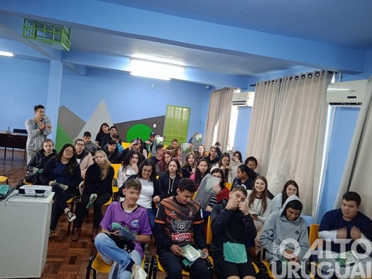Secretaria de Meio Ambiente realiza ação educação ambiental nas escolas de FW