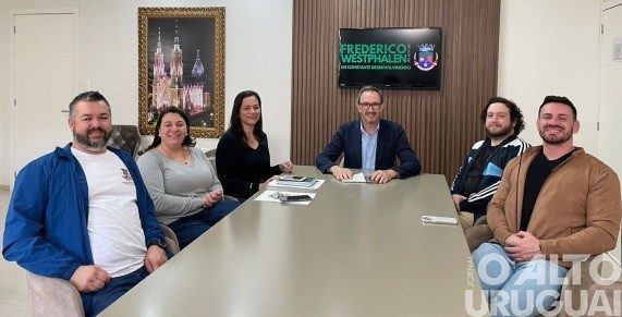 Administração de FW apresenta dois novos médicos que atuarão no município
