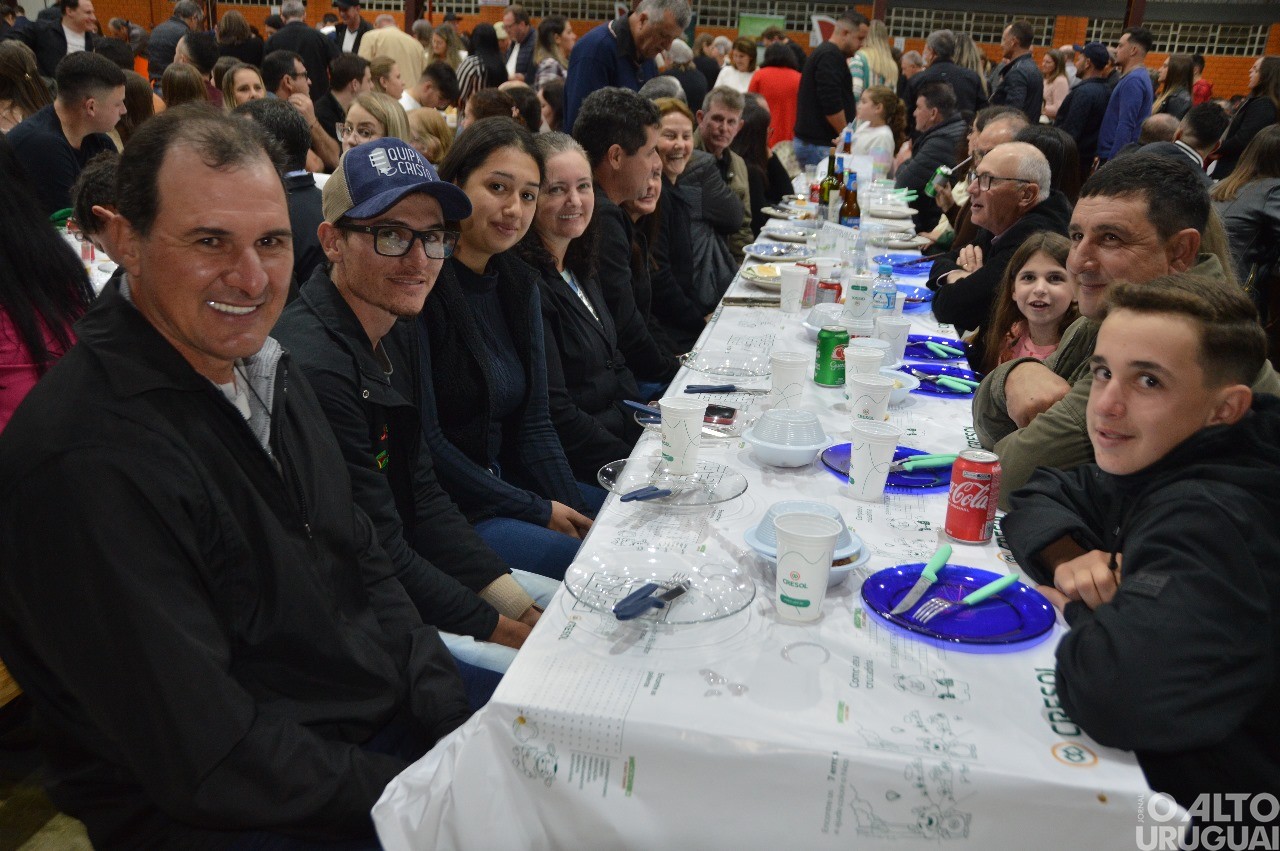 Centenas de pessoas participam da 19ª Festa do Leitão