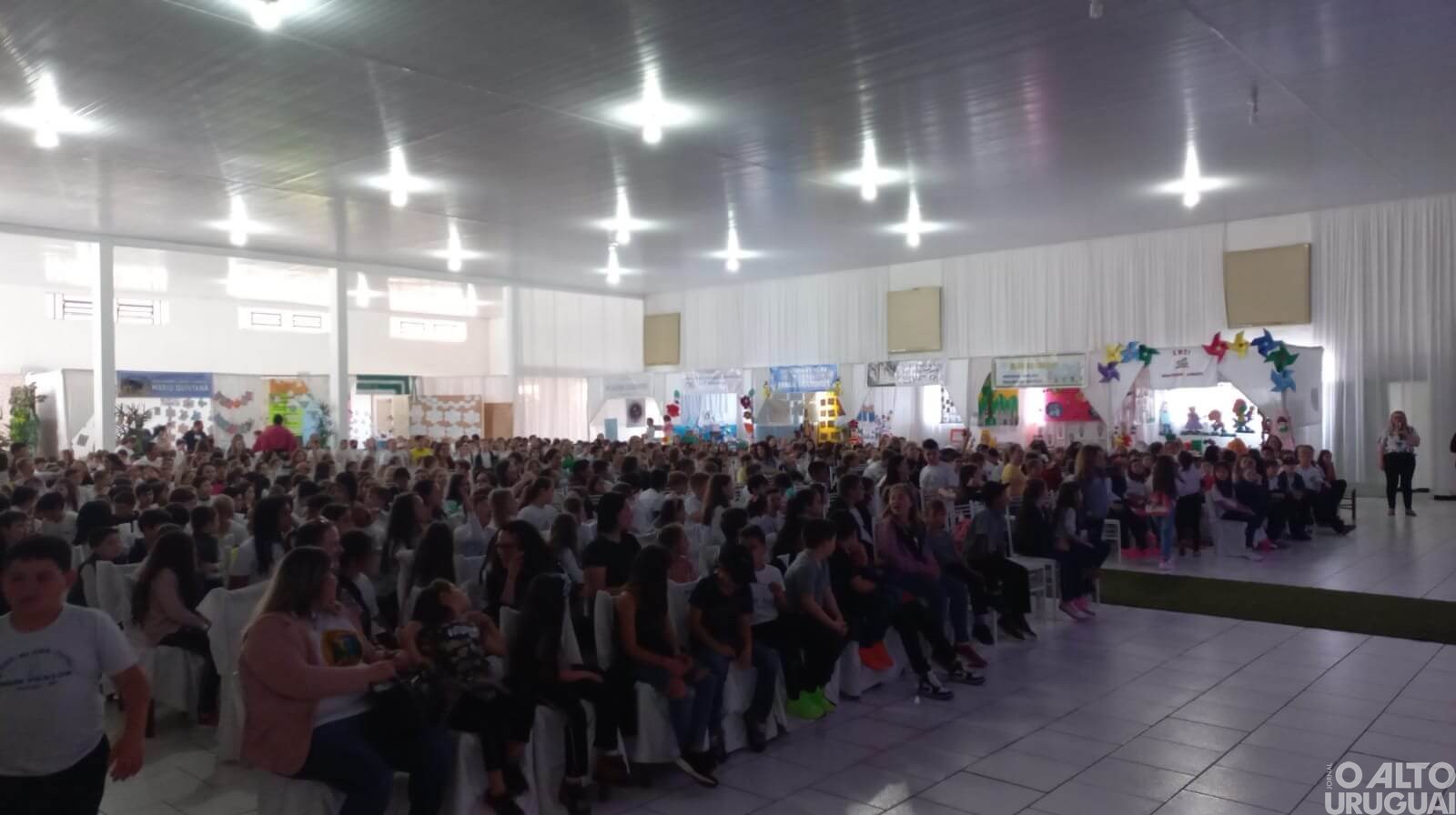 Abertura da Feira do Livro de Planalto reúne centenas de estudantes