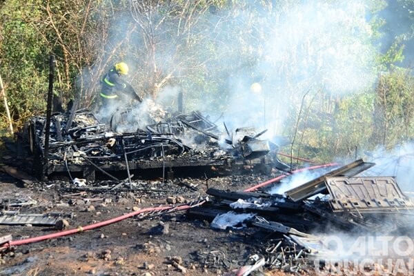 Incêndio destrói depósito no bairro São José, em FW