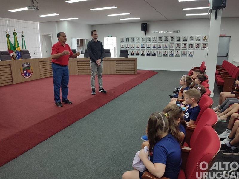 Alunos da Escola da URI visitam Câmara de Vereadores de FW