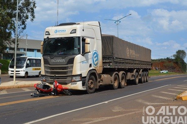 Acidente em FW envolve motocicleta e caminhão