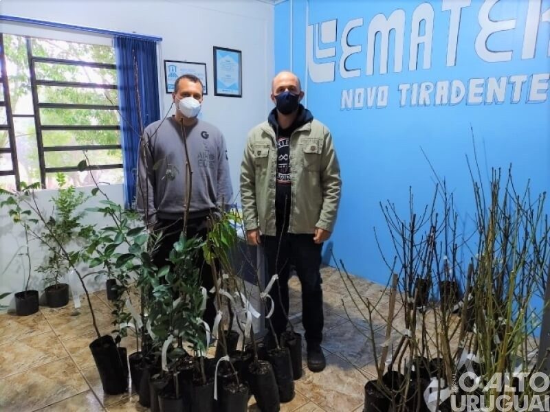 Emater/RS-Ascar de Novo Tiradentes realiza entrega de mudas frutíferas