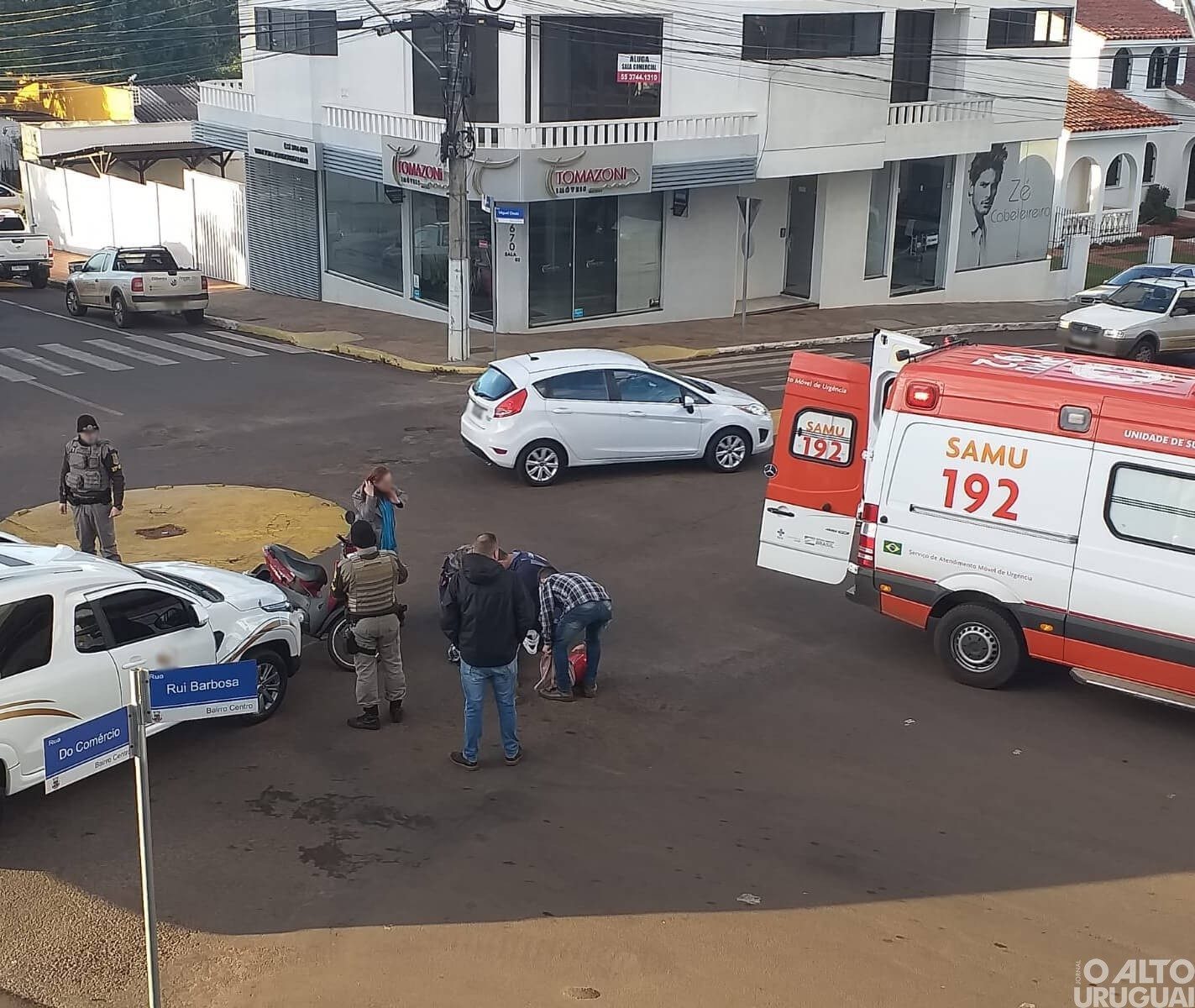 Colisão em rótula deixa motociclista ferida em FW