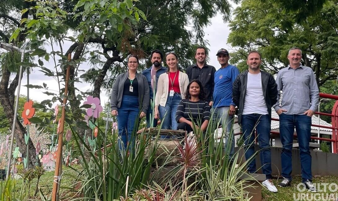 Administração de FW realiza plantio de mudas de Ipê Roxo na Praça da Matriz