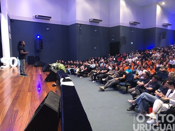 Tinga lota salão da URI/FW em palestra