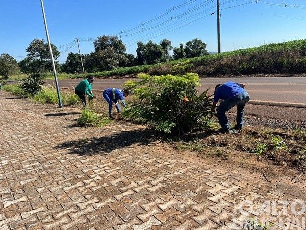 Secretaria de Obras, Viação e Serviços Urbanos trabalha no cemitério de FW