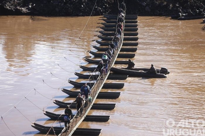 Exército vai instalar novas pontes flutuantes para substituir estruturas levadas pela água