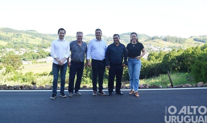 Diretor-geral do Daer e secretário de Logística e Transporte do RS entregam obra em Pinhal