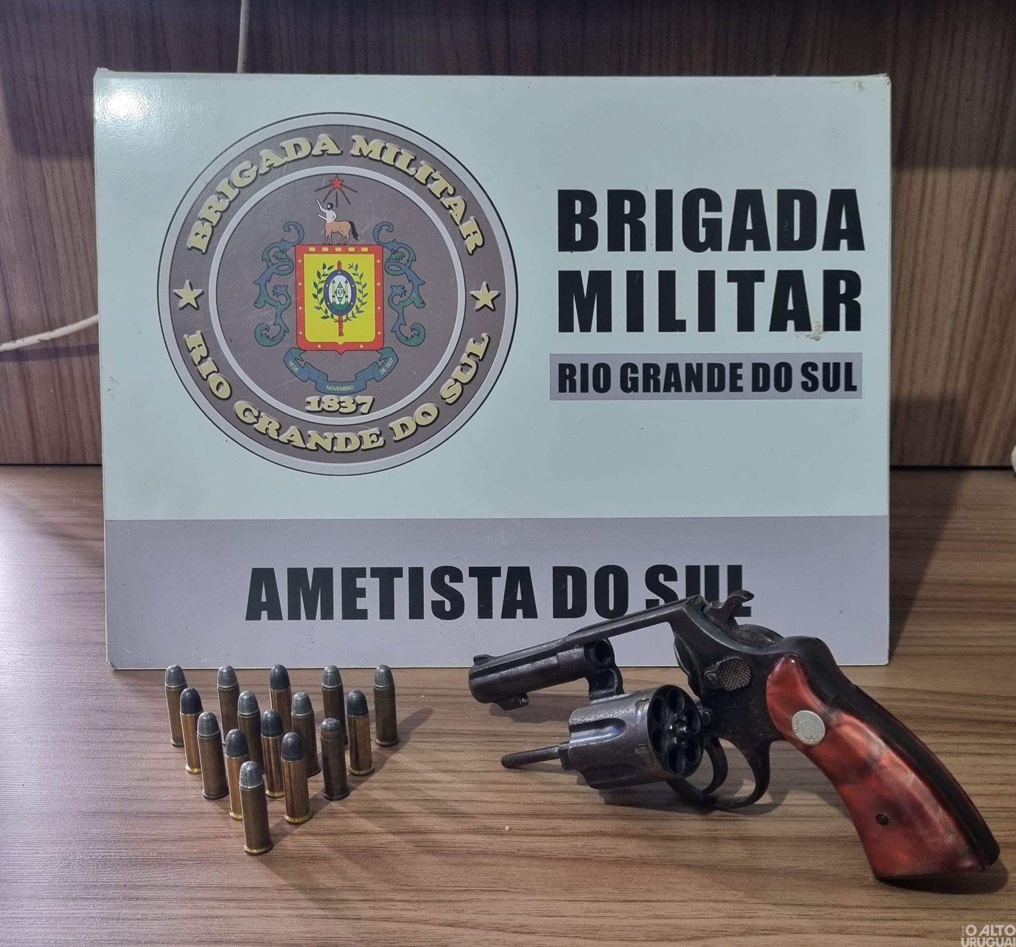 Brigada Militar apreende arma de fogo e munições durante atendimento de ocorrência em Ametista do Sul